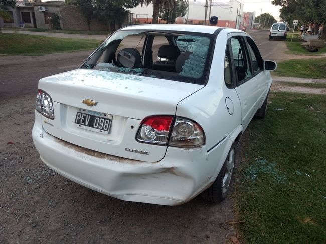 Golpes, amenazas y un auto roto por una discusión en Maciel