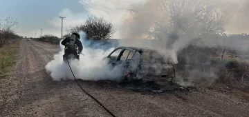 Se quemo por completo un auto en un camino rural de Aldao