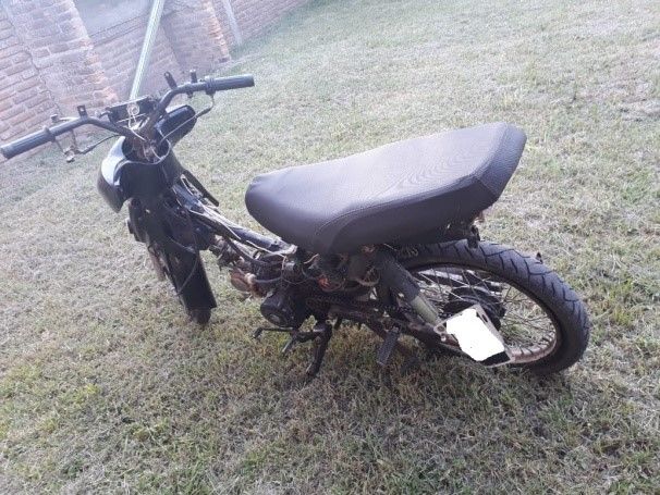 La policía encontró una moto abandonada y buscan sus dueños