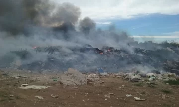 PERMANECERÁ CORTADA AUTOPISTA POR EL INCENDIO EN EL BASURAL DE MACIEL