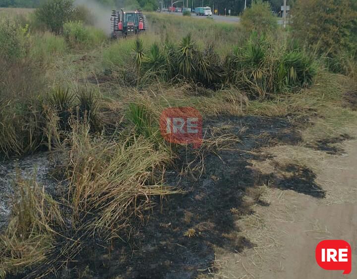 Bomberos sofocaron un incendio de pastizales en Villa La Ribera