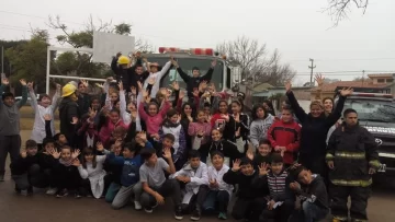 Los chicos de la Escuela N° 217 recibieron la visita los Bomberos