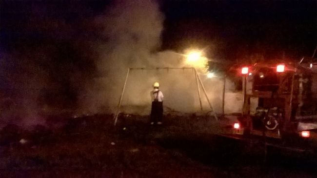 Incendio de ramas y basura sobre la Ruta 11, en Villa La Ribera