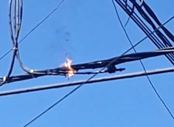 Oliveros: Cortaron calle Mitre y Buenos Aires por un incendio en el tendido eléctrico