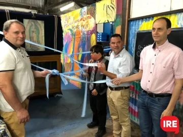 Con el candidato electo y el presidente comunal, Abba inauguró su sala de computación