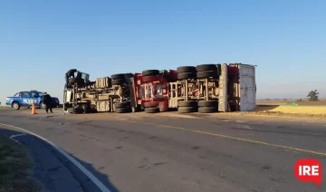 Un camión volcó en el acceso a Maciel por autopista: No hay heridos