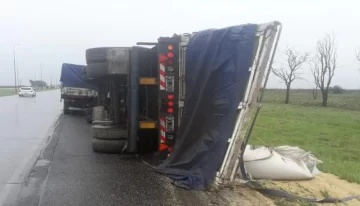 Un camión sojero volcó sobre la autopista a la altura de Oliveros