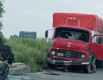 Un camión impactó contra el puente del canal Serodino en Ruta 91