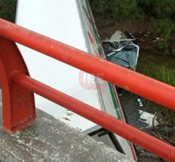 Un camionero perdió el control en la autopista y cayó a un arroyo