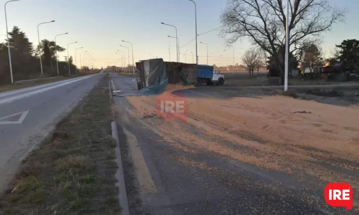 Tumbó un acoplado en la 91 durante la madrugada y hay desvios