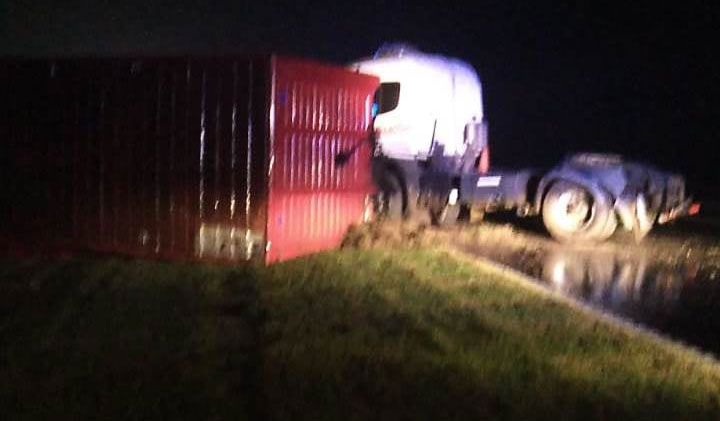 Un camionero volcó entre Barrancas y San Fabián: Sufrió heridas leves