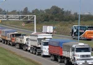 TRANSPORTISTAS DE PARO POR TIEMPO INDETERMINADO: CIENTOS DE CAMIONES PARALIZADOS