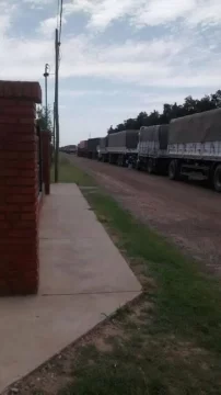 Vecinos se quejan por la presencia de camiones en el pueblo