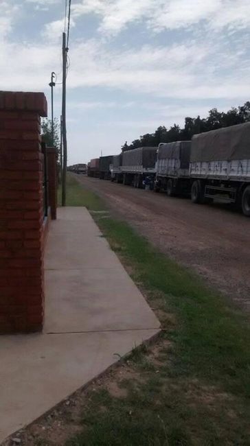 Vecinos se quejan por la presencia de camiones en el pueblo