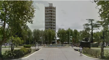Jugaba en la plaza y recibió una descarga eléctrica
