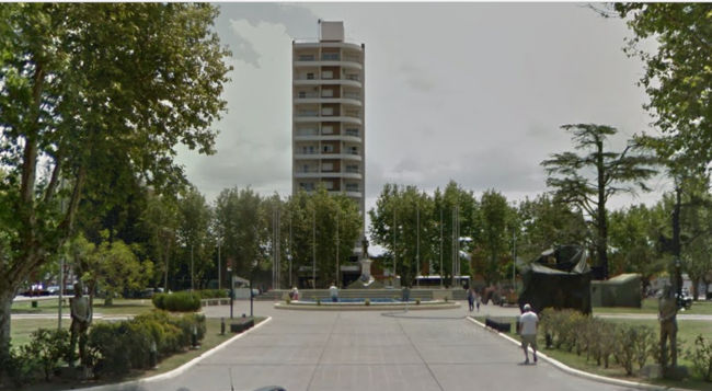 Jugaba en la plaza y recibió una descarga eléctrica