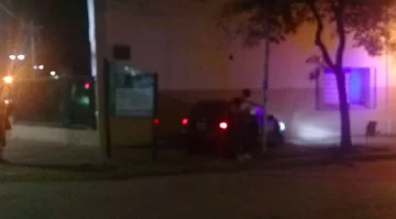 Bajo efectos del alcohol, un joven impactó contra la fachada de un colegio