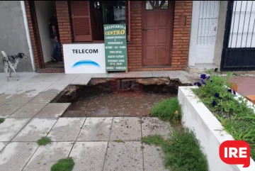 Una familia iba caminando y se los “tragó la vereda”