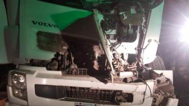 Un camionero atrapado tras un fuerte choque en Timbúes