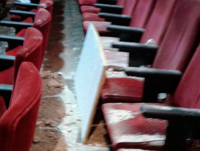 Por la fuerte tormenta colapsó el techo de un teatro sanlorencino