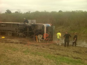 Volcó un colectivo en autopista: 20 heridos