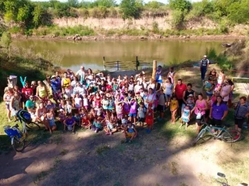 Cierre de colonia: Los chicos armaron barquitos con deseos