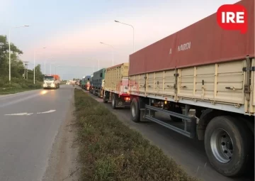 Un vecino de Oliveros perdió el control del auto y chocó contra un camión