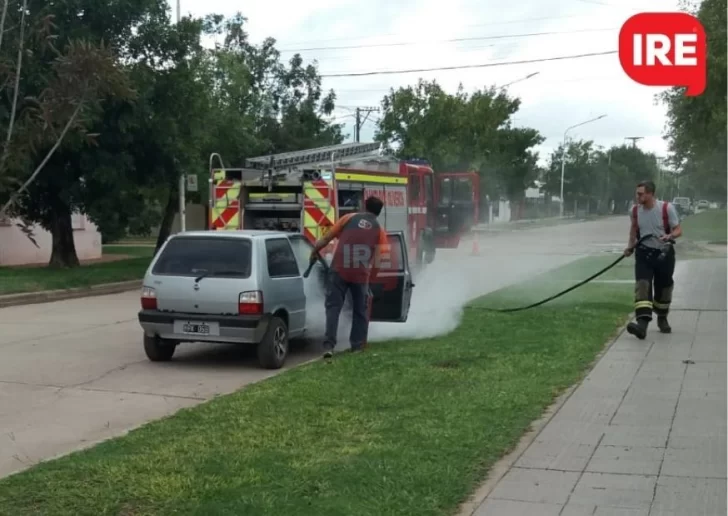 Volvía de trabajar, vio humo en el auto y lograron sofocar el incendio a tiempo