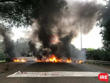 Los vecinos de La Ribera cortan ruta 11 por tiempo indeterminado