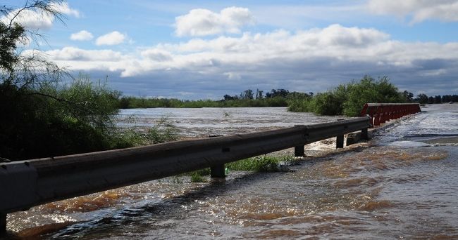 Una camioneta cayó en un arroyo: Los ocupantes fueron rescatados