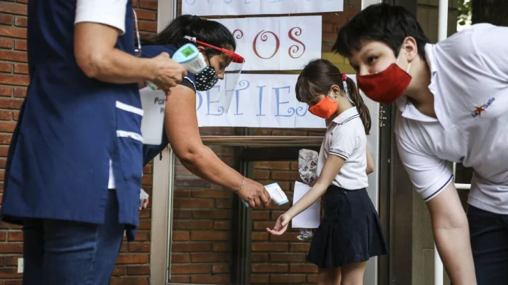 Ciclo lectivo 2021: “Una semana será en la escuela y la otra en casa”