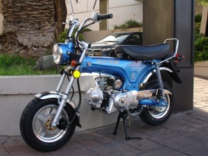 Robó una moto, dio vueltas por el pueblo y al ver al dueño la tiró y se fue caminando