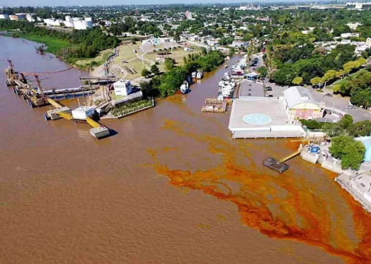 Detectaron un importante derrame de aceite en la playa de Bunge