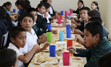 En un año y medio se sumaron 21.000 chicos al comedor escolar