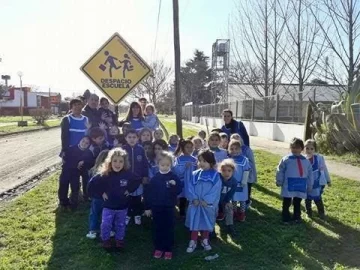 Educación vial: La Comuna colocó un cartel frente al Jardín