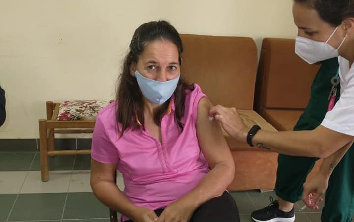 Luego el auge de casos vacunaron a 33 residentes del Hogar Santa Cecilia de Díaz
