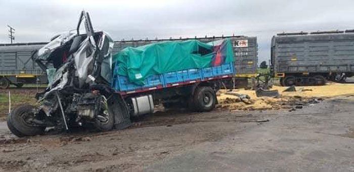 Un camión fue arrollado por el tren en Díaz: El transportista debió ser rescatado