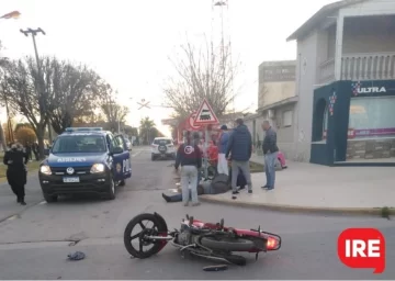 Una camioneta y una moto chocaron en la esquina del paso a nivel