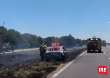 Se le incendió el auto en plena autopista a una remisera de Oliveros