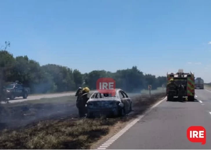 Se le incendió el auto en plena autopista a una remisera de Oliveros