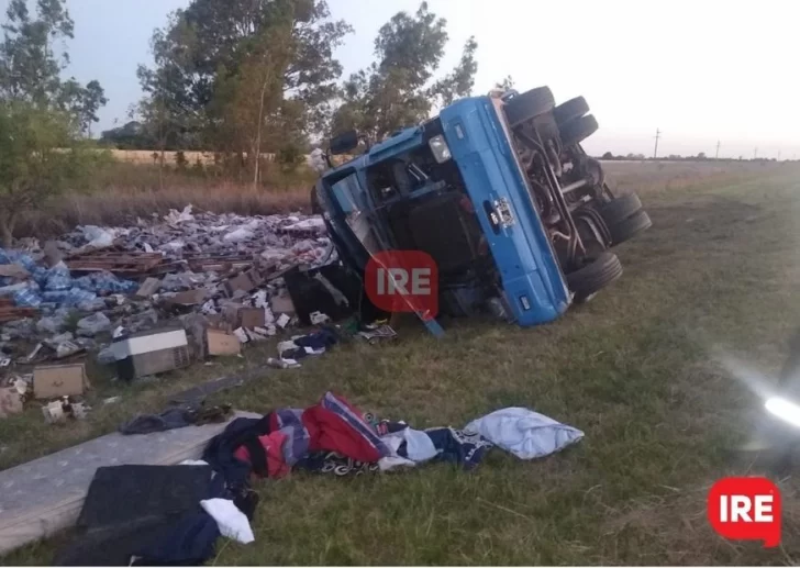 Espectacular vuelco en Autopista de un camión que trasladaba bebidas