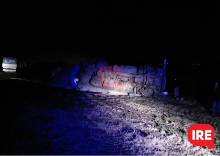 Un camión perdió el control y volcó sobre autopista a la altura de La Ribera