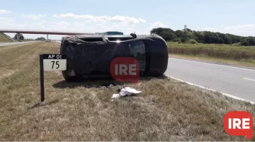 Un hombre salió despedido de su auto al dar tumbos en autopista