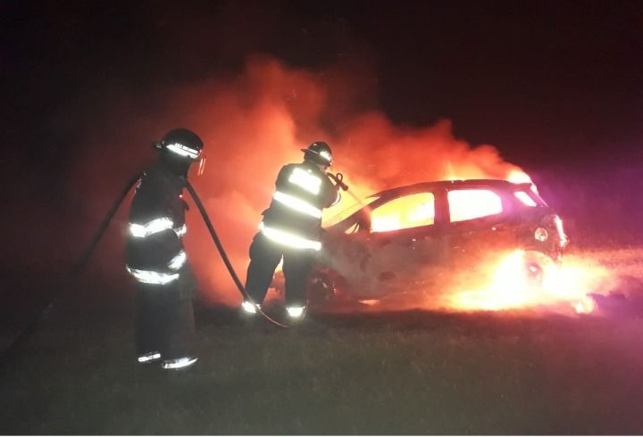 Ardió en llamas el auto de una andinense que conducía por autopista