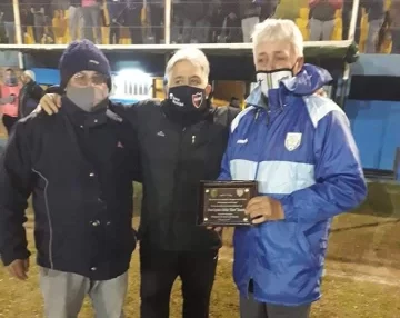 Clarke homenajeó a Chori Zanatta en el clásico: “Rivales en la cancha, amigos en la vida”