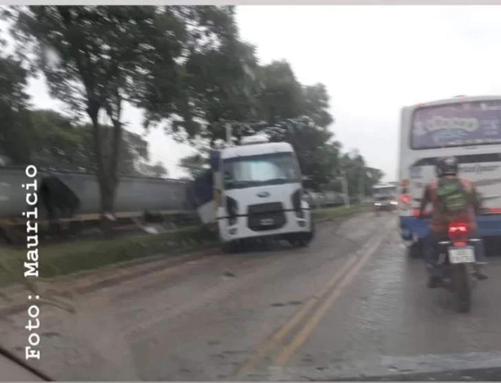 Un camión volcó en pleno centro de Timbúes y causó demoras