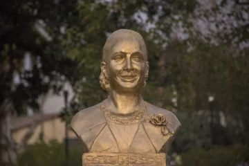 Timbúes restauró y volvió a inaugurar el busto de Evita que había sido vandalizado