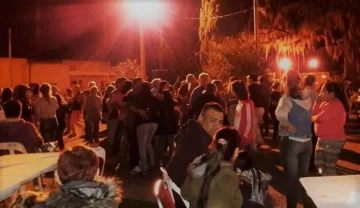 Pese al frío, una multitud se concentró en la plaza y bailó al ritmo de Simpatía