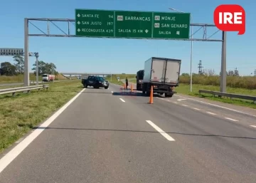 Una pareja viajaba en autopista, se le reventó un neumático e impactaron contra un camión