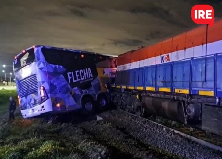 Terrible choque entre un colectivo y el tren dejó cuatro heridos en San Lorenzo
